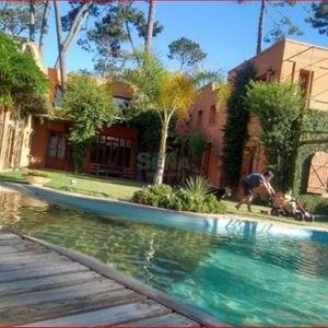 Venta De Casa En Brio. Privado, 5 Dormitorios, 3 Suite, Piscina, Casa Caseros.