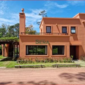 Alquiler De Casa En Brio Privado En Pinares, 2 Dormitorios, 3 Baños.