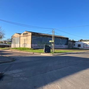 Venta De Galpon En San Carlos, 1200m2 De Tierra 400m2 Construidos, Ideal Para Deposito.