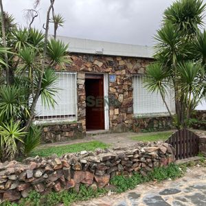 Venta De Casa En Camino Maldonado, 3 Dormitorios, 2 Baños, Piscina, Buena Construcion.