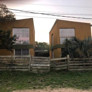 Venta De Casa En La Juanita, 2 Dormitorios Con Baño, Cerca Del Mar.