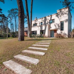 Venta Casa En Pinares,  2 Dormitorios, 3 Baños, Barrio Privado, Servicios.