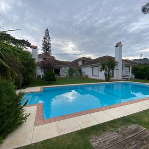 Alquiler De Amplia Casa Con Piscina En San Rafael, 4 Dormitorios, 4 Baños, Y A Dos Cuadras De Playa Brava