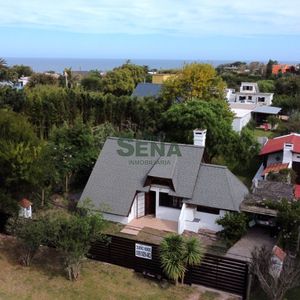 Venta De Casa En El Chorro, 3 Dormitorios2 Baños, Precioso Lugar.
