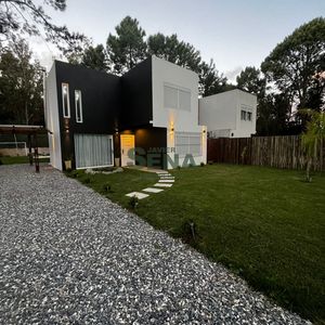 Alquiler Temporal De Casa En Pinares, 3 Dormitorios, 2 Baños, Preciosa Lugar.