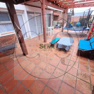 Venta Casa En Pinares, 4 Dormitorios, Canchas , Pergola, Terraza Y Vista Al Mar.