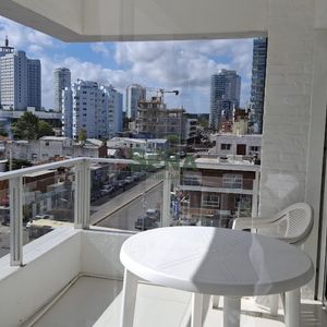 Alquiler De Apto Zona Brava, De 3 Dormitorios, 2 Baños, Balcón, Buena Vista.