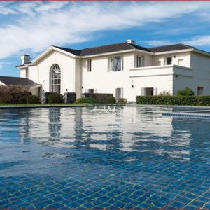 Venta Y Alquiler De Casa En Playa Mansa, Espectacular Mansion, 8 Dormitorios, 8000m2 De Tierra, Se Puede Construir 8 Niveles.