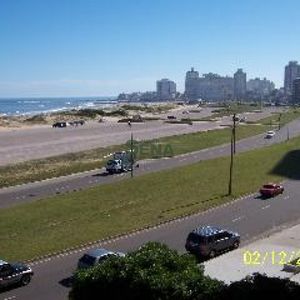 Venta Y Alquiler En La Brava, 3 Dormitorios, 2 Baños, Gran Vista Con Servicios.