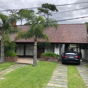 Venta De Casa En La Mansa, 3 Dormitorio, 4 Baños, Servicio, Piscina