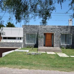 Venta De Chalet, Beverly Hills, 3 Dormitorios, 3 Baños, 300 Construidos