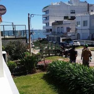 Venta De Apartamento En La Peninsula, 1 Dormitorio, Baño, Cerca Del Puerto