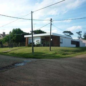 Venta En Playa Hermosa, Piriapolis, 2 Dormitorios, 540m2 Tierra