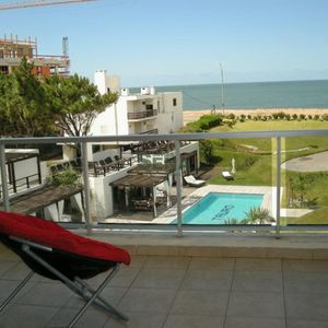 Venta  De Apto En La Mansa, 3 Dormitorios, 3 Baños, Frente Al Mar Impecable.