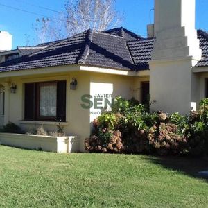 Venta De Casa En Pinares, 5 Dormitorio, 3 Baños, 1000m2 De Tierra, 300 Construidos.