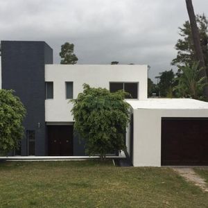 Venta En Pinares, Gran Edificacion, 4 Dormitorio, 4 Baños, Pileta, 2 Cuadras Del Mar, A Estrenar.