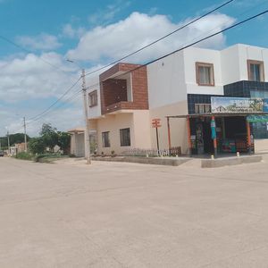 Casa Comercial En Venta En Urb, Tupa Rueté Zona Este