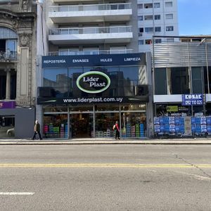 Excelente Local Comercial Sobre 18 De Julio, Con Renta  A Estrenar