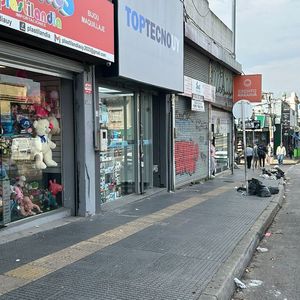 Venta Esquina Paso Molino – 3 Locales Comerciales Con Renta