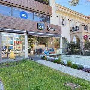 Venta Local Comercial Con Renta En Carrasco – Arocena Esquina Gabriel Otero