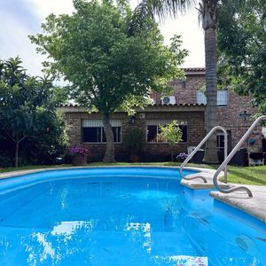 Venta Casa 4 Dormitorios Con Jardín, Piscina , Barbacoa Y Garage En Carrasco