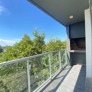 Venta Apartamento 2 Dormitorios, Con Parrillero En La Comercial Con Renta