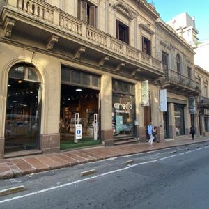 Venta Local Comercial En Cuidad Vieja . Rincón Y Juncal