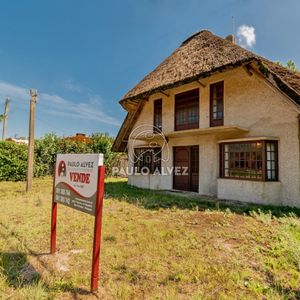 King, Propiedad Ubicado En Barrio Portales, Zona En Constante Crecimiento Y Codiciado En El Balneario. Se Encuentra A 250 Metros Del Mar..