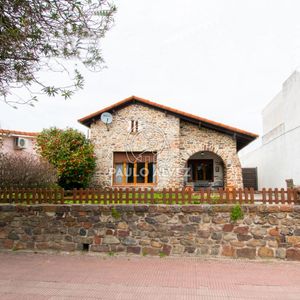 Casa En Venta En Piriápolis, Centro A Menos De 50 Metros Del Mar. Ideal Para Vivir Todo El Año.