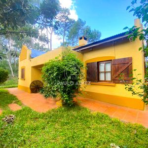 Milcon. Casa En Un Barrio Caracterizado Por Su Tranquilidad Todo El Año, Rodeado De Pura Naturaleza. Dos Dormitorios, Dos Baño. Piscina Climatizada