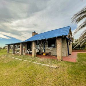 Ocean, Casa Frente Al Mar, Con Una Vista Inigualable A Los Mejores Atardeceres. Distribuida En Dos Niveles, 3 Dormitorios Y 1 Baño.