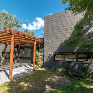 Amaranta- Propiedad Ideal Para Vivir Todo El Año. Dos Dormitorios, Dos Baños. Jardín Con Hermosa Piscina Para Disfurtarla.