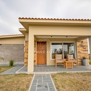 Casa En Venta Ubicada En Punta Colorada, Cerca Del Mar. Construcción Tradicional.