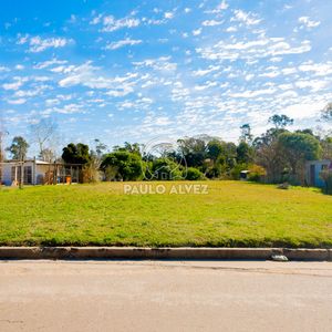 Te1584- Terreno Ubicado En Una Zona De Constante Crecimiento, Se Encuentra A Metros Del Mar Y Minutos Del Centro De Piriápolis