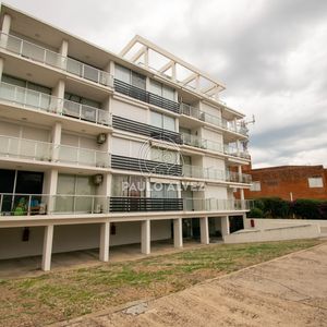 Apartamento En El Centro De Piriápolis. Un Dormitorio , Baño Completo Y Cochera