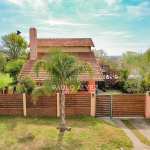 Venús- Propiedad De Construcción Tradicional, Techo De Losa. Amplia Luminoso, Ideal Para Vivir Todo El Año