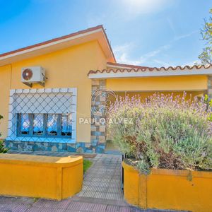 Amarilla- Propiedad En Venta En El Centro De Piriápolis, A Minutos De Todo Los Comercios Y De La Playa.