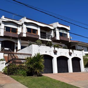 Emglas- Chalet Con Gran Porte En Uno De Los Balneario Mas Codiciados. Vista 360º, Al Puerto De Piriápolis