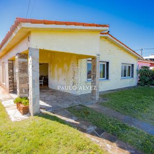 Sol (3321)- Frente Al Mar- Tres Dormitorios, Un Baño. Predio Cercado. Ideal Para Vivir Todo El Año