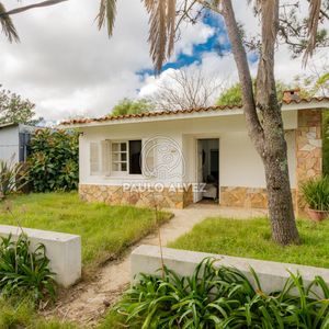 Covas 1 . En Alquiler Anual- Tres Dormitorios, Un Baño.