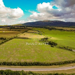 Vista A Las Sierras, Charca Con Vistas Inmejorable A Las Sierras, Un Lugar Ideal Para Aquellos Amantes De La Naturaleza
