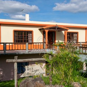Vista A Los Cerros, Cerca De Todos Los Servicios. Tres Dormitorios, Tres Baños. El Lugar Ideal Para Descansar.