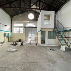 Venta Local Galpon Deposito La Blanqueada Dulcinea Y Luis A. De Herrera Y Pasos Nuevocentro 550m