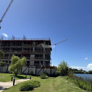 Venta Duplex 4 Dormitorios Parque Carrasco Av De Las Americas Ed. Bellevue  Patio Y Vista Al Lago