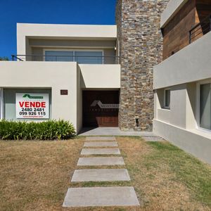 Venta Casa 4 Dormitorios Barrio Los Olivos Gran Fondo Piscina Garaje X 3