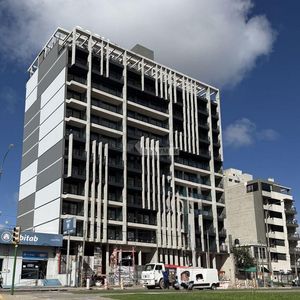 Venta Local Comercial Parque Batlle Av Italia Y Estivao Ed. Grou Hábitat 204m2