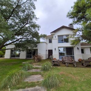 Casa De 5 Dormitorios Y Servicio En Carmel