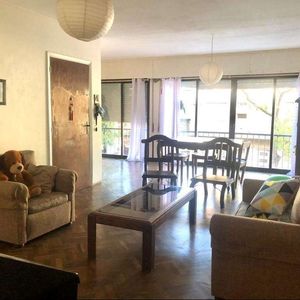 Apartamento En Alquiler De 3 Dormitorios Y 2 Baños En Pocitos. Peyrou