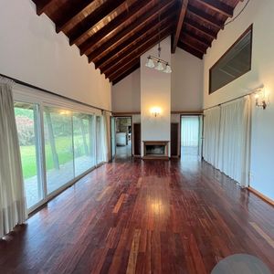 Casa De 5 Dormitorios Y Garajes En Lomas De La Tahona !