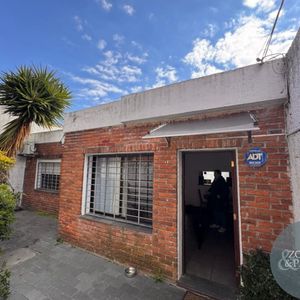 Casa De 2 Dormitorios, Patio Y Parrillero En Buceo ! Buena Renta